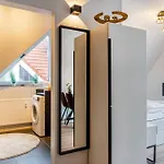 Neu! Modernes Am Larrelter Tief - Balkon, Privatparkplatz & Fire Tv!